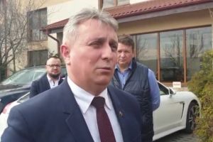 Primarul şi viceprimarul din Sebeş se vor AUTOIZOLA în urma vizitei ministrului Transporturilor, Lucian Bode. Activitatea primăriei Sebeş continuă
