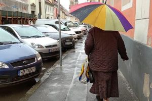 Weekend geros în toată ţara – Vânt, ploi, lapoviţă şi ninsoare