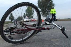 Biciclist de 16 ani, acrosat de o masina, la Chiscani