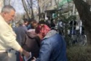 Cozi la farmaciile din Timişoara! Băncile solicită păstrarea unei distanţe de cel puţin 1,5 metri!