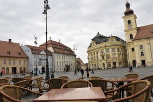 Măsuri speciale pentru terasele din Sibiu – Mesele aşezate la distanţă