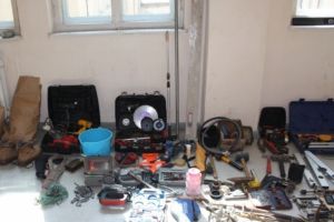 Aparate electrice, scule şi unelte furate de un tânăr din Praid dintr-o locuinţă din Atid