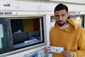 Fotbaliştii Petrolului au trecut pe la casa de bilete
