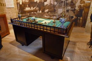 Muzeul Ţării Crişurilor respinge ideea că masa la care a scris poetul Ady Endre a fost restaurată greşit