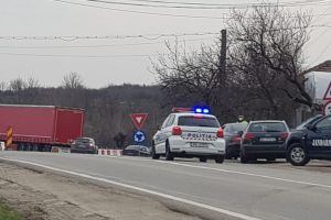 Microbuz de Italia, escortat de politisti si jandarmi de la intrarea pana la iesirea din judet