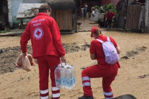 Oameni cu inima MARE. Sponsorizări pentru persoanele care urmează să fie plasate în carantină, din partea Crucii Roşii şi Asociaţiei Rotary
