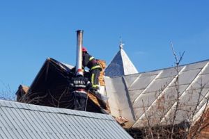 O BĂTRÂNĂ DE 86 DE ANI A VERIFICAT BUTELIA CU BRICHETA
