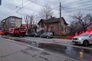 Bătrână şi fiica ei, intoxicate cu fum după ce o casă a fost cuprinsă de flăcări, la Timişoara