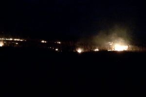FOTO: Pompierii sibieni au intervenit vineri la trei incendii de vegetaţie în judeţ