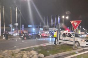 Accident în giratoriul de la Carrefour, pe Calea Bucureşti