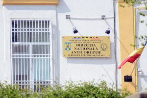 Comisar-şef de poliţie de la Permise şi Înmatriculări, suspectat de luare de mită