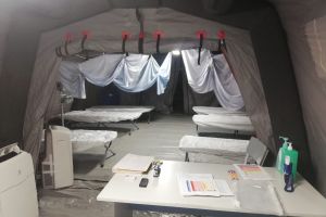 FOTO Cortul de triaj din curtea Spitalului de Urgenţă din Cluj-Napoca îşi începe activitatea