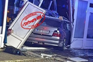 FOTO. Accident la Carei. A intrat cu BMW-ul într-un magazin