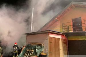 Incendiu la Ghimbav. O stivă de lemne a luat foc (Foto)