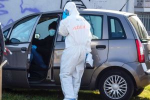 Un bărbat din Vâlcea, aflat în izolare din cauza suspiciunii de coronavirus, a urcat beat la volan. Ce a urmat