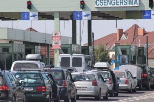 Peste 900 de români au tranzitat Vama Petea în aproximativ 12 ore