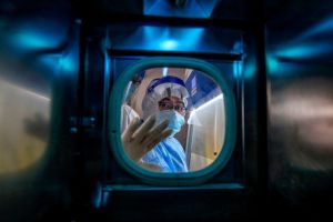 Numărul total de persoane infectate cu Covid-19 a ajuns la 82. Conducerea PNL a intrat în carantină