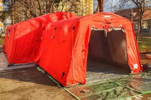 Cort pentru pretrierea pacienţilor la intrarea în Spitalul Judeţean de Urgenţă Bistriţa