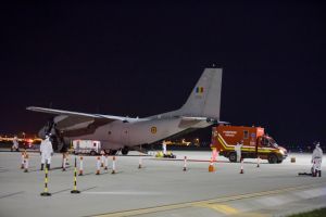  Opt romani din Italia, adusi in tara cu o aeronava a Fortelor Aeriene Romane (galerie foto)
