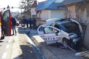 FOTO Accident! Un şofer din Botoşani a intrat cu maşina în autospeciala de poliţie, pe care a proiectat-o într-un gard. Un poliţist a fost rănit
