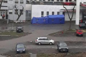 Doua corturi de triaj montate in fata la UPU Baia Mare. La ce vor fi folosite