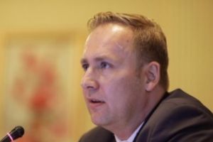 Victor Costache NU respectă autoizolarea: S-au dus în Parlament, fără mască, şi a primit aviz NEGATIV