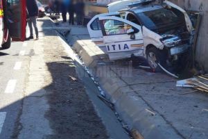 Maşină de poliţie aflată în misiune, proiectată într-un gard de un jandarm neatent aflat ...