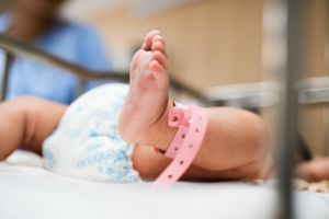 Un nou născut, cel mai tânăr pacient cu coronavirus din lume
