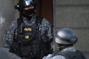 Bărbat ridicat cu mascaţii de la o stână şi dus în Penitenciarul Botoşani