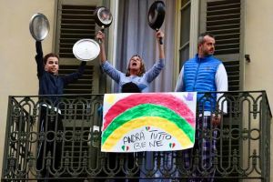 Concertele solidarităţii: italienii au cântat împreună, de la balcoane (VIDEO)