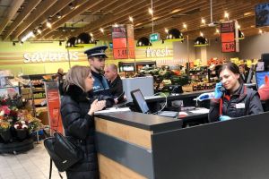 DSP şi Poliţia, controale în supermarketuri. Ce ar trebui îmbunătăţit (FOTO)