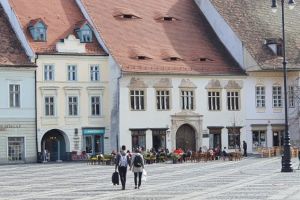 FOTO: Sibiul în criza coronavirusului – Plin de oameni în mall, gol la terasele din centru