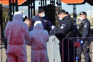Încă un inconştient: Un tânăr a vrut să plece din hotelul-carantină din Bihor, a fost agresiv şi a vrut să-i scuipe pe jandarmi
