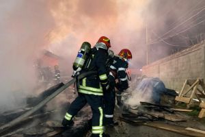 Minori intoxicaţi cu fum, în urma unui incendiu!