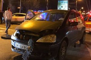 Două fetiţe, la spital după ce un şofer a trecut pe roşu şi a provocat un accident, în Calea Lipovei
