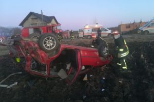 Imaginea zilei vine de la Suceava. Nu e gluma. Un sofer a ajuns cu masina pe aratura. Cu rotile in sus 