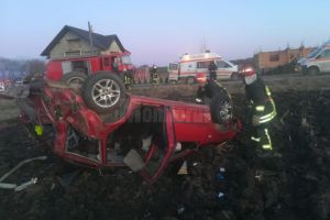 O maşină s-a răsturnat pe un câmp. Două persoane au fost rănite