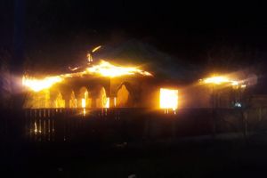 Incendiu la o locuinţă din Moşteni/ O femeie s-a intoxicat cu fum şi a fost transportată la spital