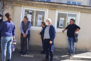PACIENŢII AŞTEAPTĂ ÎN STRADĂ LA PITEŞTI