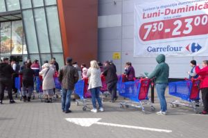 VIDEO FOTO – Sibienii au luat cu asalt magazinele şi îşi fac provizii. Cumpără orice şi stau la cozi