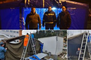 FOTO| Trei corturi pentru trierea pacienţilor, montate în curtea celor două spitale din Câmpeni