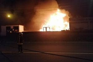 FOTO. Incendiu violent pe B-dul Transilvania. O baracă din lemn a luat foc