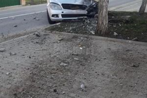 O stradă întreagă lăsată fără energie electrică de un şofer care a rupt un stâlp de ...