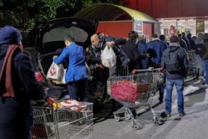 Traumele comunismului? Cozi uriase in fata marilor magazine, cu toate ca aprovizionarea se va face in conditii normale