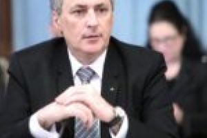 Ministrul Vela: „E momentul să fim uniţi, toleranţi şi să ajutăm fiecare după puteri!”