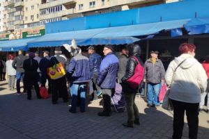 Oameni înghesuiţi într-o piaţă din Cluj, în plină epidemie de coronavirus