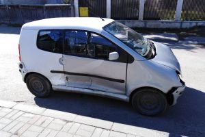 FOTO Accident într-o intersecţie din Botoşani. Una dintre maşinile implicate a ajuns într-un stâlp
