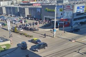 FOTO Botoşănenii stau la rând în parcare pentru a intra în Carrefour. Magazinul nu permite accesul în magazin a unui număr mai mare de 100 de clienţi