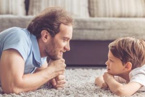 Atenţie părinţi! Puteţi sta alături de copii, pe  perioada cât şcolile sunt închise. Legea a fost publicată în Monitorul Oficial
