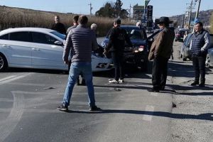 VIDEO, FOTO: Accident între două maşini şi un autobuz lângă Corunca!